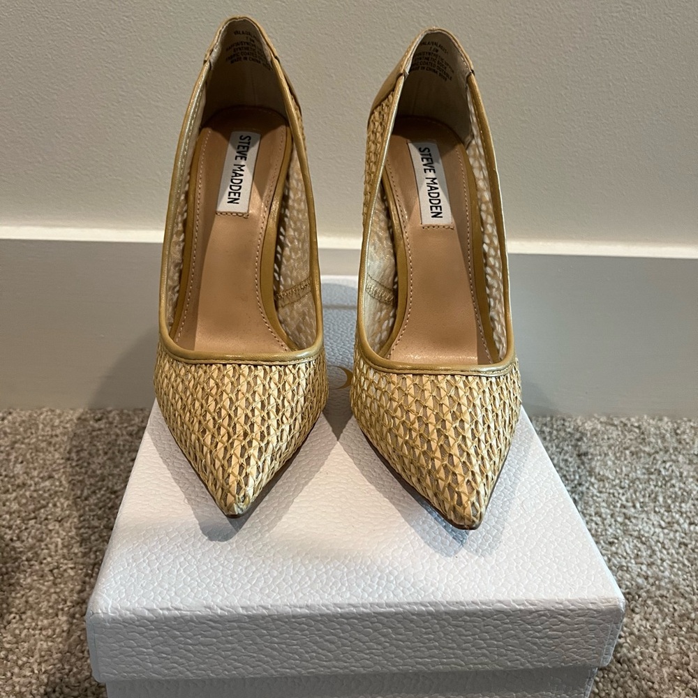 Steve Madden Gold Textured Mesh Pointed Toe Heels – Size 7.5